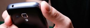 Närbild på svart smart telefon i handen på en användare