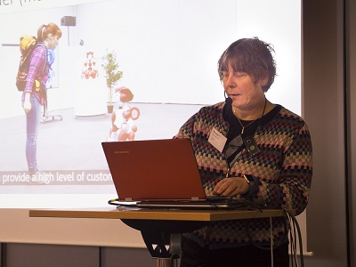 Karin Jönsson visar en powerpoint