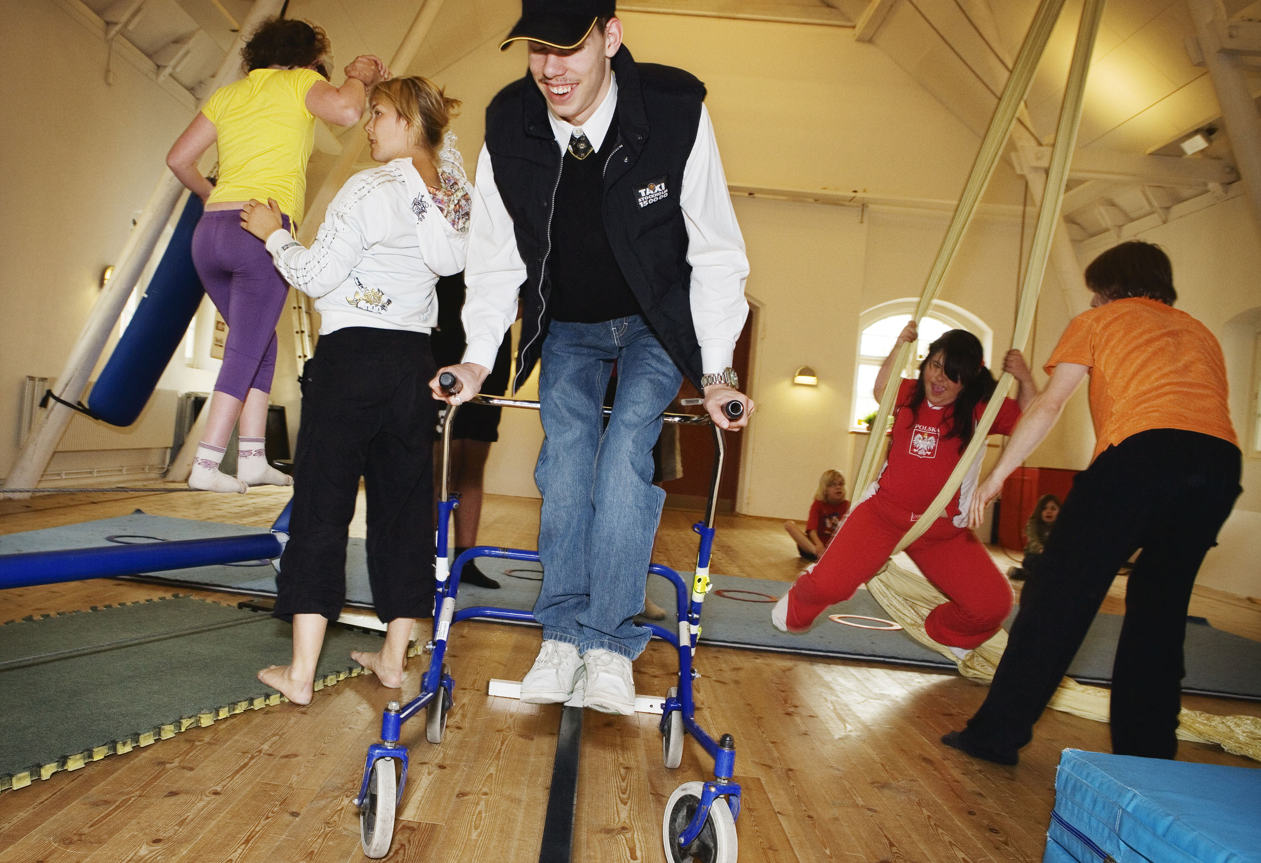 Barn med olika typer av funktionsnedsättning tränar cirkus.