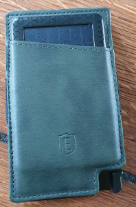 En grån plånbok som det sticker upp ett smart kort ur